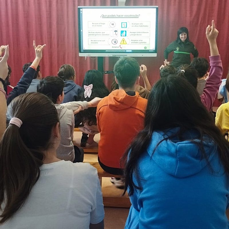 El proyecto de sensibilización "Depende de Todos, depende de tí" lleva a las aulas de los colegios la gestión forestal, la prevención de incendios y al operativo INFOCAL